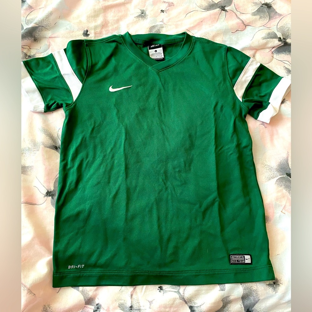NIKE DRI FIT T SHIRT 💚